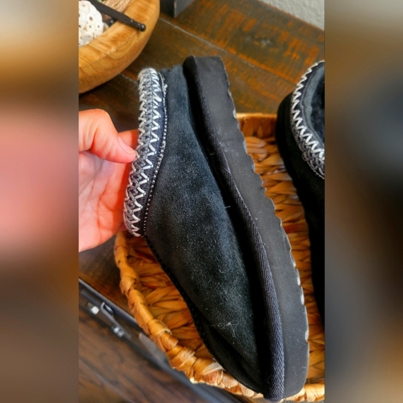 UGG Women Size 5 Tasman Black Slippers - Picture 2 of 9